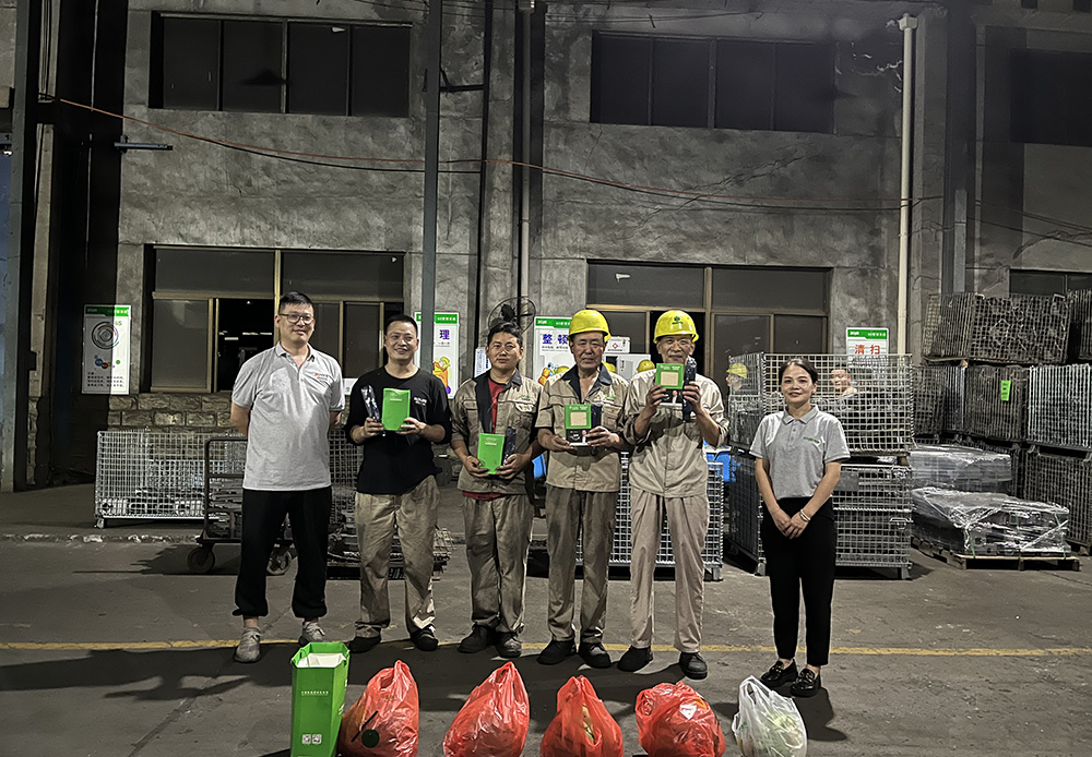 Comfort the night shift workers in the foundry workshop