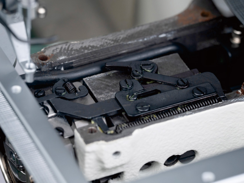 Thread Gripping Mechanism for Quick Start and Clean Underside (No Bird's Nesting)