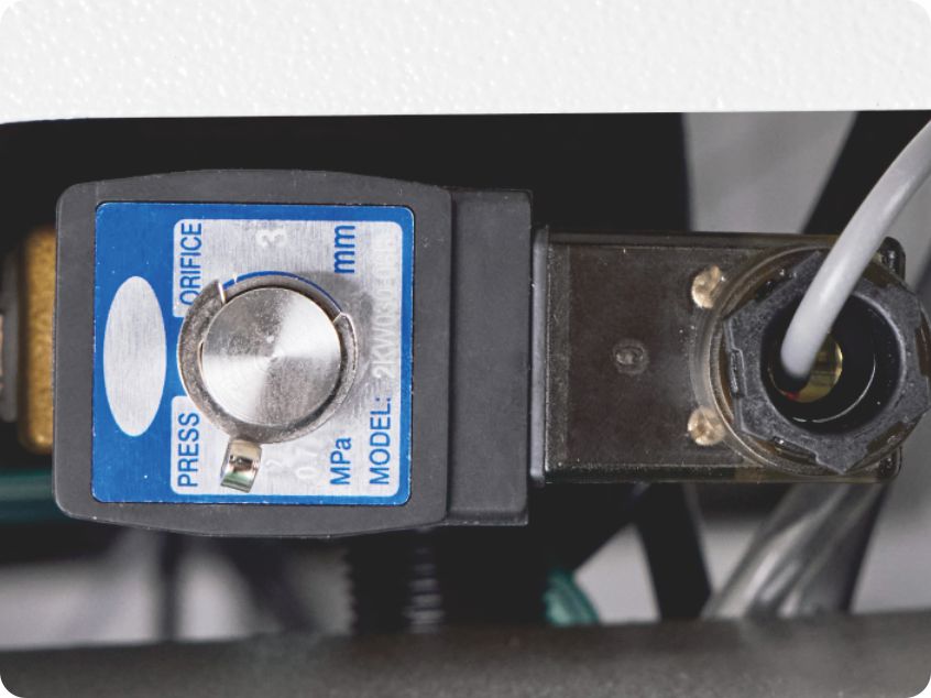 Electronically controlled oil volume for oil-saving and anti-pollution